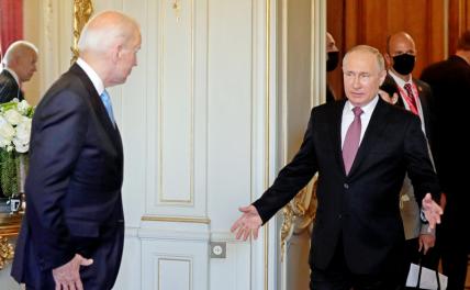 На фото: президент России Владимир Путин и президент США Джо Байден (справа налево)