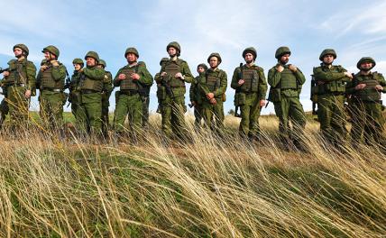 На фото: военнослужащие, призванные в рамках частичной мобилизации, во время учений на полигоне