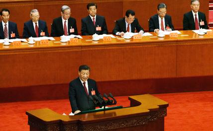На фото: председатель КНР Си Цзиньпин во время выступления на церемонии открытия XX съезда Коммунистической партии Китая (КПК) в Доме народных собраний на площади Тяньаньмэнь.