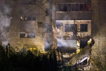 На фото: пожар в жилом многоэтажном доме. 17 октября в черте города военный самолет Су-34 потерпел крушение. В результате загорелось разлившееся после падения топливо, огонь перекинулся на ближайший жилой дом