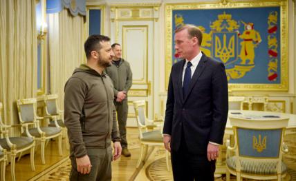 На фото: президент Украины Владимир Зеленский и советник президента США по национальной безопасности Джейк Салливан (слева направо) во время встречи