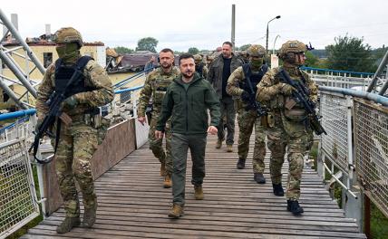На фото: президент Украины Владимир Зеленский (в центре)