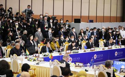 На фото: 40-й 41-й саммиты Ассоциации государств Юго-Восточной Азии (АСЕАН) в Пномпене.