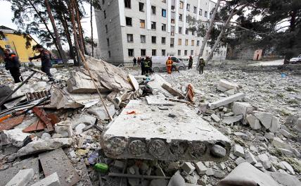 На фото: последствия ракетного удара по инфраструктуре Украины