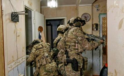 На фото: сотрудники ФСБ РФ во время задержания гражданина России, подозреваемого в шпионаже в интересах Службы безопасности Украины