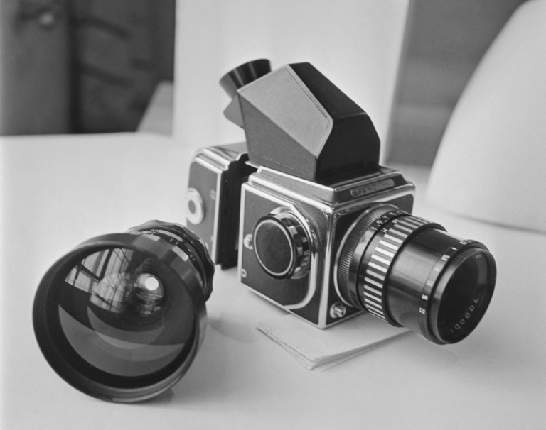 На фото: фотоаппарат "Салют-К" со сменным широкоугольным объективом "Мир-3", фокусное расстояние - 65 мм, светосила - 2,8. Советская фотоаппаратура хорошо зарекомендовала себя на международном рынке, фотокамеры с маркой "Сделано в СССР" продавались на всех континентах.