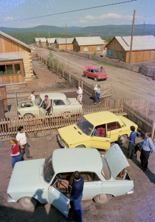 На фото: одна из улиц в поселке строителей БАМа Магистральном в Казачинско-Ленском районе на западном участке Байкало-Амурской магистрали, Иркутская область, 1978 год.