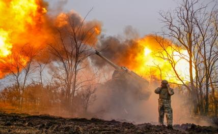 На фото: военнослужащий во время боевой работы артиллерийской установки "Гиацинт" в зоне проведения специальной военной операции