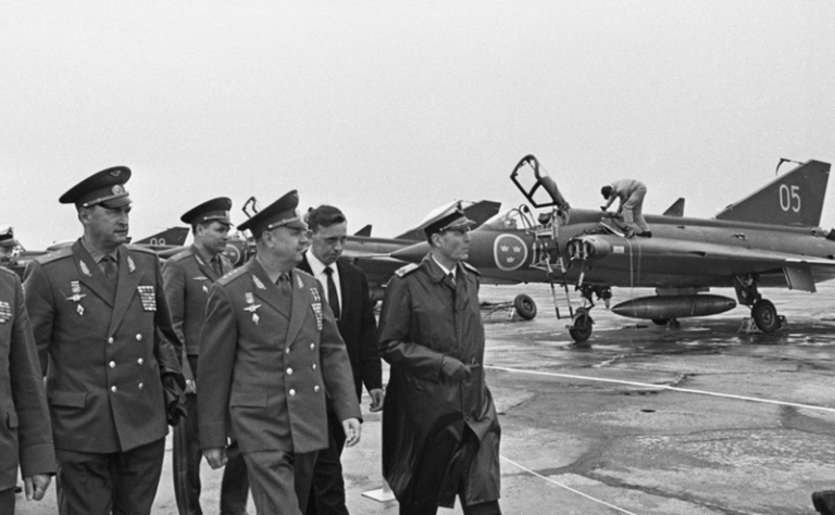 На фото: командующий ВВС Швеции генерал-лейтенант С.К. Нурен (первый справа) и первый заместитель главнокомандующего ВВС СССР генерал-полковник А.Н. Ефимов во время показательных выступлений советских и шведских летчиков, 1972 год