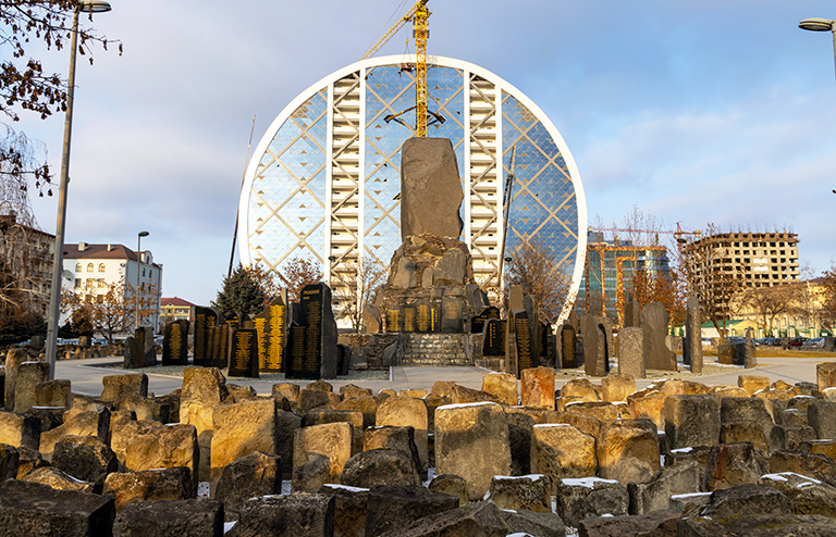 На фото: памятник в Грозном погибшим в борьбе с терроризмом