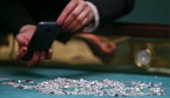 Богатые женщины в тревоге: США и Европе не дают покоя российские алмазы