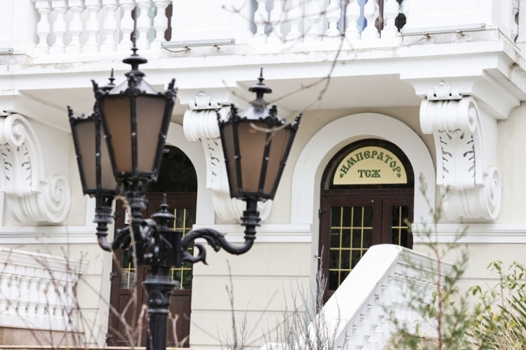 На фото: вход в здание жилого комплекса "Император", в котором находится квартира президента Украины Владимира Зеленского, на улице Батурина в поселке Ливадия