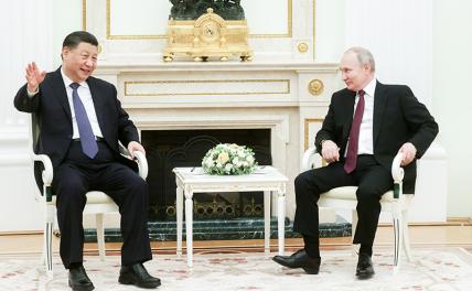 На фото: президент РФ Владимир Путин и председатель КНР Си Цзиньпин (справа налево) во время встречи в Кремле.