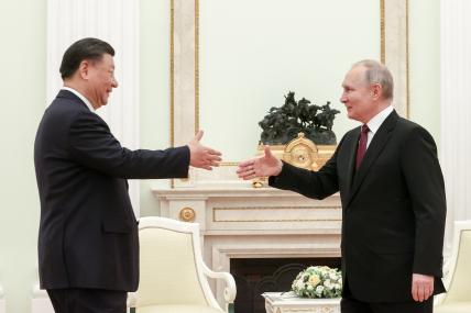На фото: президент РФ Владимир Путин и председатель КНР Си Цзиньпин (справа налево) во время встречи в Кремле. Визит в Россию стал для Си Цзиньпина первой зарубежной поездкой после переизбрания на третий срок