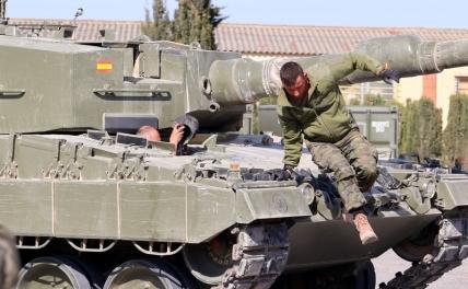 На фото: украинский военнослужащий на боевом танке Leopard 2A4