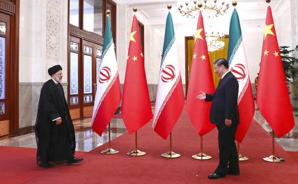 На фото: президент Ирана Эбрахим Раиси и председатель КНР Си Цзиньпин (слева направо)