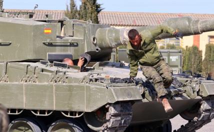 На фото: украинский военнослужащий у боевого танка Leopard 2A4