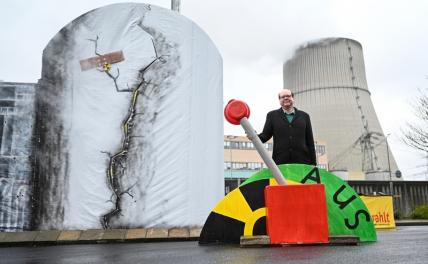 На фото: Кристиан Мейер, министр окружающей среды и энергетики Нижней Саксонии, символически выключает атомную электростанцию Эмсланд