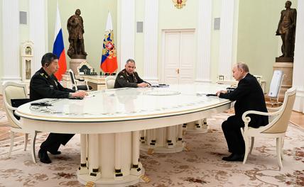 На фото: президент РФ Владимир Путин (справа), министр обороны РФ Сергей Шойгу (в центре) и министр обороны Китая Ли Шанфу (слева) во время встречи в Кремле