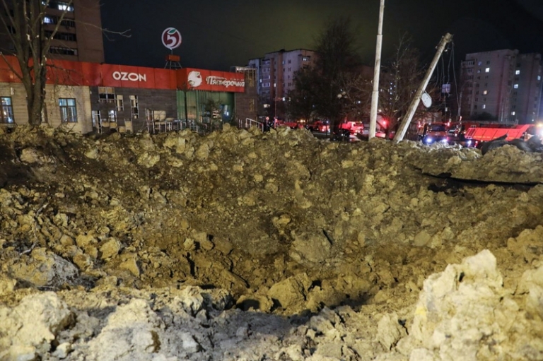 На фото: воронка от взрыва на перекрестке улиц Ватутина и Губкина в Белгороде