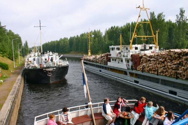 На фото: судоходство на Сайменском канале у Выборга.