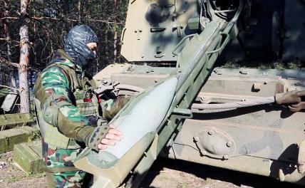 На фото: военнослужащий Западного военного округа (ЗВО) у боевой машины САУ "Мста-С" в зоне проведения специальной военной операции.