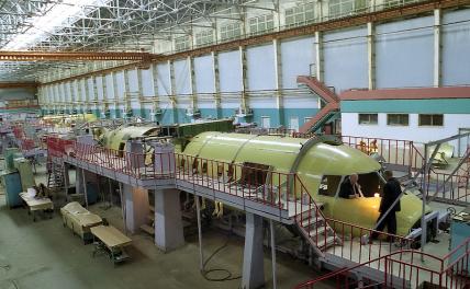 На фото: сборка корпуса серийного самолета Ан-140 в сборочном цехе завода "Авиакор"