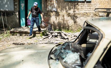 На фото: последствия обстрела Луганска