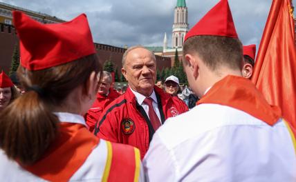 На фото: лидер КПРФ Геннадий Зюганов во время торжественного приема в пионеры на Красной площади