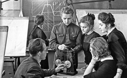 На фото: на уроке черчения в средней школе, 1963 год.