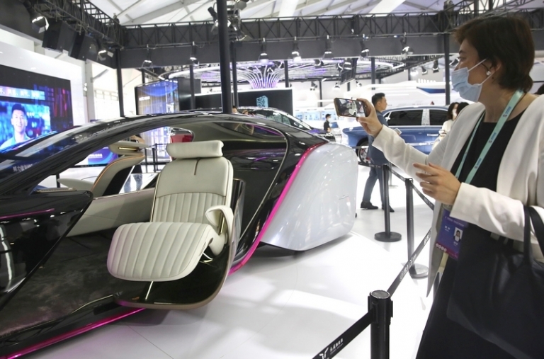 На фото: репортер фотографирует концептуальный электромобиль Hongqi на выставке Zhongguancun Forum 2023 24 мая 2023 года в Пекине, Китай.