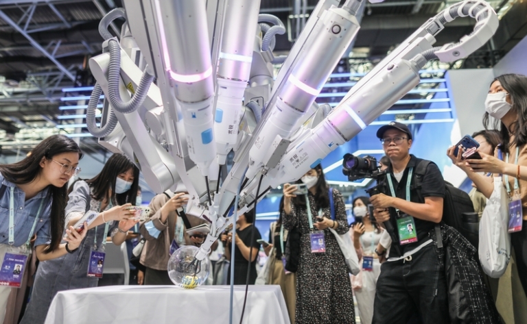 На фото: робот-эндоскоп удаляет скорлупу сырого яйца на выставке Zhongguancun Forum 2023/