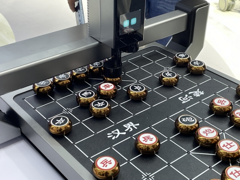 На фото: китайский шахматный робот с искусственным интеллектом демонстрируется на выставке Zhongguancun Forum 2023. 