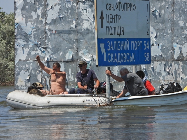 На фото: эвакуация жителей из затопленной Голой Пристани, Херсонская область.