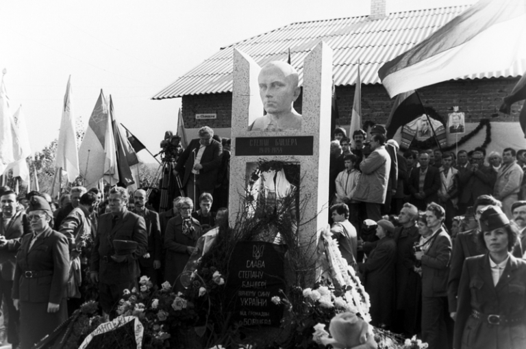 На фото: во время открытия памятника Степану Бандере в селе Угринов, 1990 год.