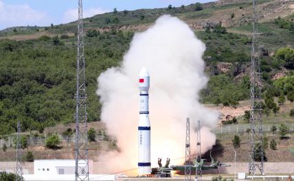 На фото: запуск спутника «Шиянь-25» при помощи ракеты-носителя «Чанчжэн-6»