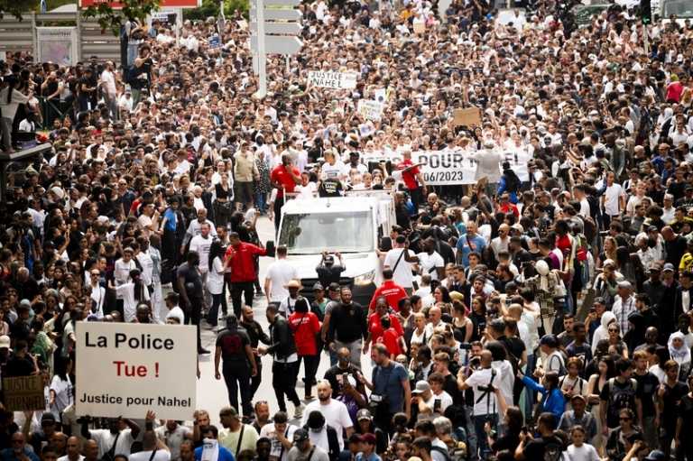 На фото: марш в честь Нахеля — молодого человека, убитого полицейским. 