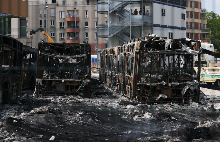 На фото: cгоревшие автобусы на автовокзале Фор-д'Обервилье в Обервилье, к северу от Парижа, Франция/