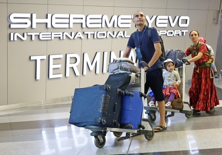 На фото: пассажиры в международном терминале С аэропорта Шереметьево. Авиакомпания "Россия" (дочерняя компания "Аэрофлота") возобновляет регулярные полеты на Кубу с 1 июля. По сообщению авиакомпании, полеты в Варадеро планируется выполнять дважды в неделю. Рейсы между странами были прерваны из-за ограничений, введенных западными государствами — "Аэрофлот" приостановил полеты на Кубу с 28 февраля 2022 года.