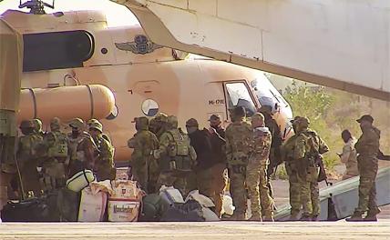 На фото: бойцы ЧВК "Вагнер" садятся в вертолет на севере Мали.