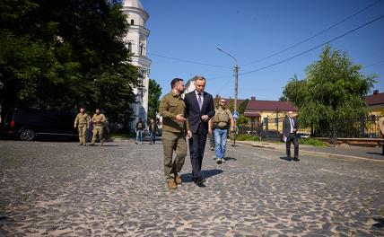 На фото: президент Украины Владимир Зеленский и президент Польши Анджей Дуда (слева направо) во время встречи