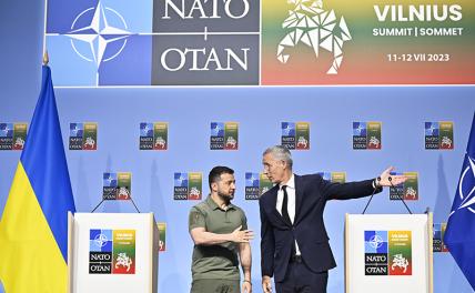 На фото: генеральный секретарь НАТО Йенс Столтенберг (справа) и президент Украины Владимир Зеленский (слева) на саммите НАТО в Вильнюсе