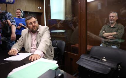 На фото: бывший глава ополченцев ДНР Игорь Стрелков (справа) во время избрания меры пресечения в Мещанском суде