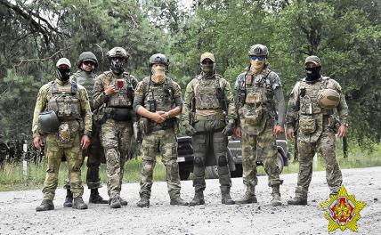 На фото: военнослужащие Сил специальных операций Вооруженных сил Белоруссии и бойцы ЧВК "Вагнер" во время совместных учений