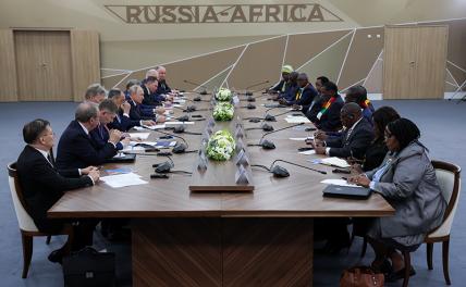 На фото: встреча президента РФ Путина и президента Республики Зимбабве Мнангагвы в рамках второго саммита Россия – Африка на территории конгрессно-выставочного центра "Экспофорум"
