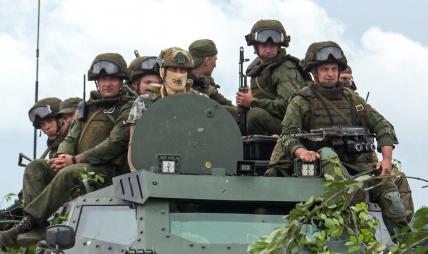 На фото: военнослужащие Вооруженных сил Белоруссии и ЧВК "Вагнер"