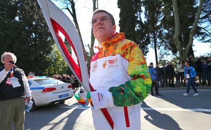 На фото: глава Международного олимпийского комитета (МОК) Томас Бах во время эстафеты Олимпийского огня, Сочи, 2014 год