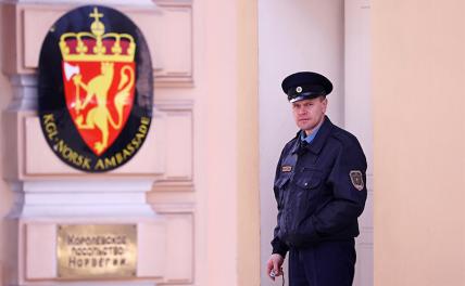 На фото: сотрудник ЧОП у посольства Норвегии на Поварской улице в Москве