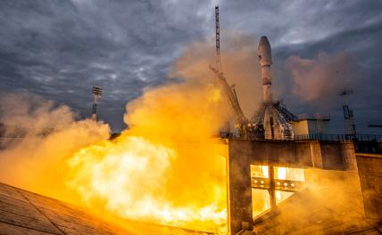 На фото: запуск ракеты-носителя "Союз-2.1б" с автоматической космической станцией (АМС) "Луна-25" с космодрома Восточный. Станция станет первым отечественным аппаратом в современной России, который отправится на естественный спутник Земли.