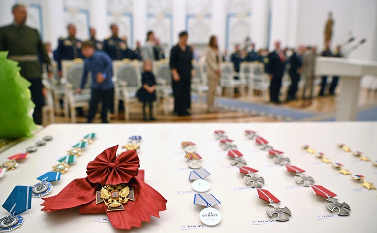 На фото: перед началом церемонии вручения государственных наград в Кремле.